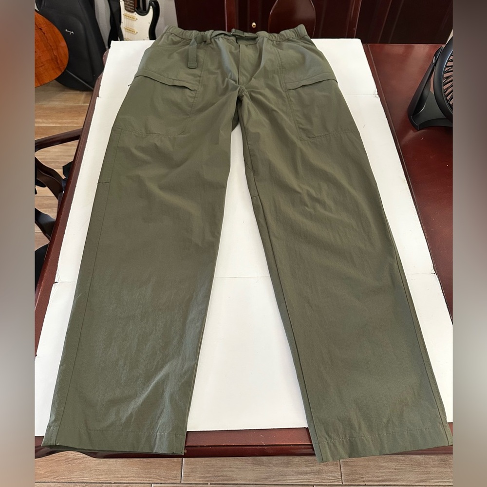 Uniqlo Olive Green Cargo Straight Leg Nylon Pants size Large (33-36”) - Picture 6 of 10